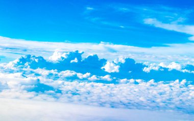 Bulutların üzerinde uçan Güneydoğu Asya 'da Singapur üzerindeki güzel bulut manzarası.