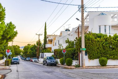 Voula Attica Yunanistan 'da şafak vakti tipik cennet caddesi ve gün doğumu