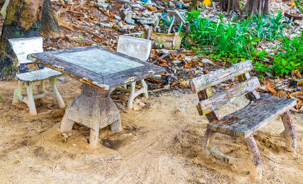 位于东南亚普吉岛泰国的奈顿海滩Sakhu Thalang的一张脏兮兮的长椅桌子 上面放着森林里的椅子 — 图库照片