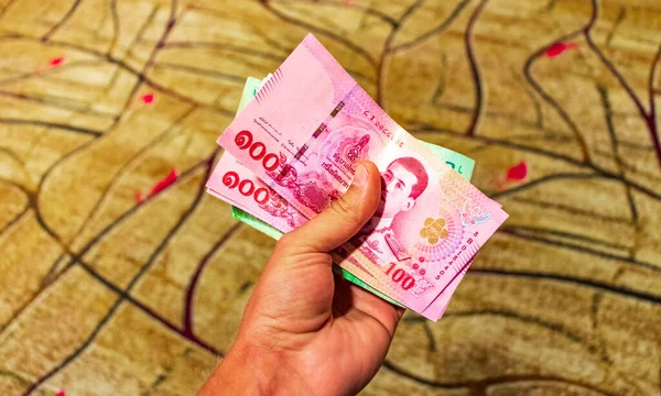 バーツ東南アジアのチャンギ シンガポール空港でのタイ マネー コインと紙幣 — ストック写真