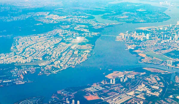 雲の上を飛ぶと東南アジアのシンガポール上空の風景空港 — ストック写真