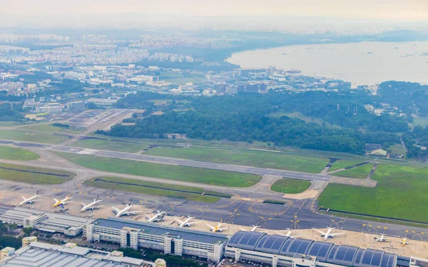 Volando Por Encima Las Nubes Aeropuerto Paisaje Sobre Singapur Sudeste — Foto de Stock