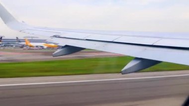 Güneydoğu Asya 'daki Singapur üzerinde bulutların ve manzara havalimanının üzerinde uçmaya başlayın..