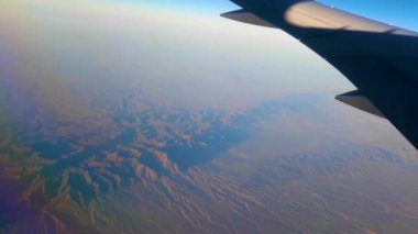 Güneydoğu Asya 'daki Singapur üzerinde bulutların ve manzara havalimanının üzerinde uçuyor..