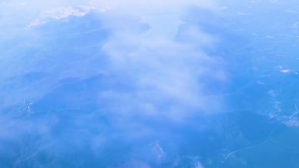 雲の上を飛ぶと東南アジアのシンガポール上空の風景空港 — ストック動画
