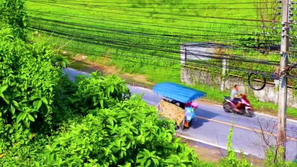 Stadtbild Panorama Mit Straßen Autos Gebäude Häuser Menschen Geschäfte Und — Stockvideo