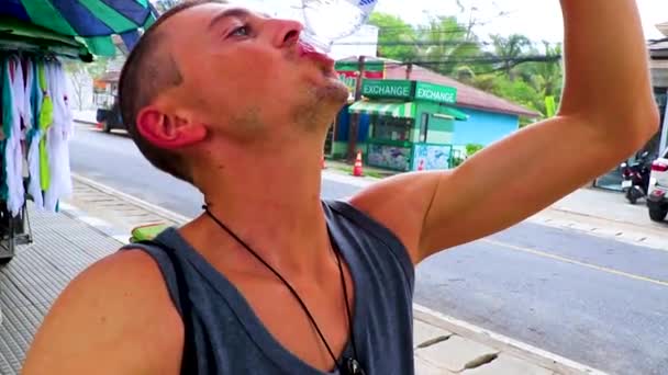 Людина Надзвичайно Спраглий Швидко Пляшку Водою Порожню Пляжі Найтон Саху — стокове відео