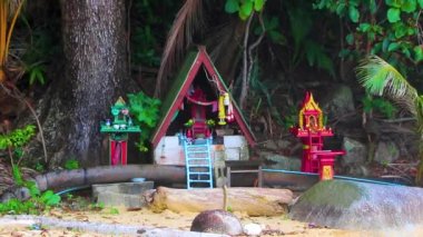 Güney Asya 'da Phuket Adası Tayland' da Sakhu Thalang 'daki bahçe bahçesi yol köyündeki renkli dekore edilmiş kutsal ev ve kutsal tapınak..