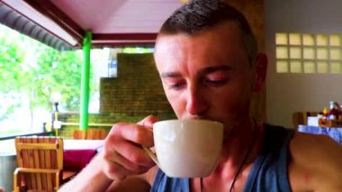 Phuket Adası Tayland 'daki Naithon Beach Sakhu Thalang' da kahve içen genç bir gezgin..