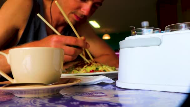 Людина Намагається Їсти Азійську Їжу Паличками Пляжі Найтон Саху Таланг — стокове відео