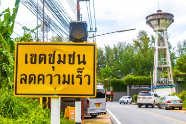 Güneydoğu Asya 'da Phuket Adası Tayland' daki Naithon Sahili 'nde tipik Asya sokak tabelası.