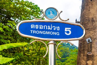 Phuket Tayland 'daki Sakhu Thalang' daki Naithon Plajı 'nda tipik mavi Asya tarzı yol tabelası..