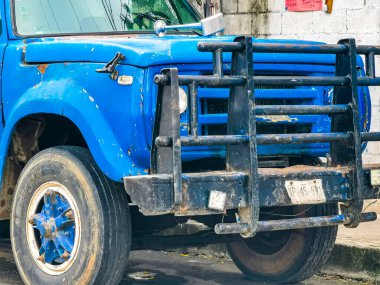 Playa del Carmen Quintana Roo Meksika 'da çeşitli Meksika kamyonları kargo taşıma araçları.