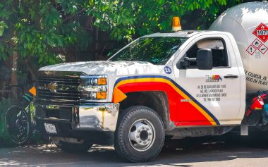 Playa del Carmen Quintana Roo Meksika 'da çeşitli Meksika kamyonları nakliye araçları.