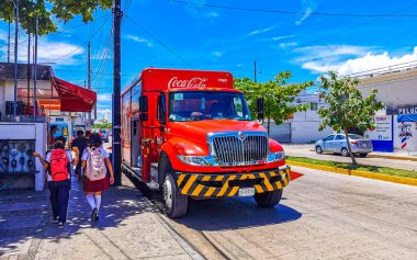 Playa del Carmen Quintana Roo Meksika 'da çeşitli Meksika kamyonları nakliye araçları.