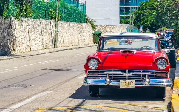 Różne Kolorowe Samochody Dostrojone Klasyczne Samochody Vintage Playa Del Carmen — Zdjęcie stockowe
