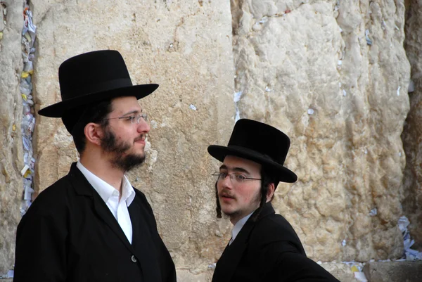 Deux juifs orthodoxes au mur des lamentations — Photo