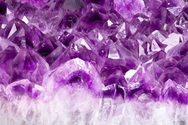 Parlak, mor bir ametist parçası. Büyük bir alan derinliği var. Çok yakından.