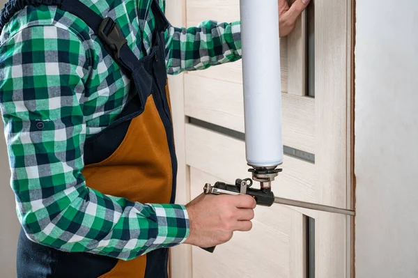 Worker Fills Seam Door Frame Wall Polyurethane Foam Close — Stock Photo, Image