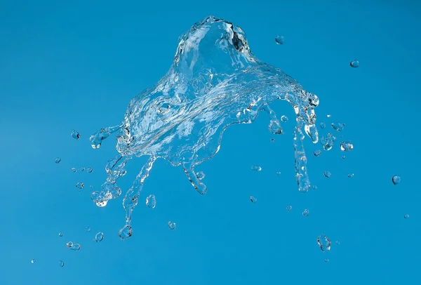 Сплеск Прозорої Прозорої Води Краплями Синьому Фоні — стокове фото