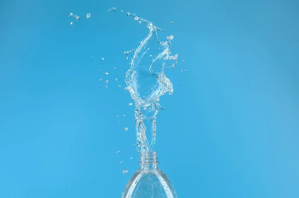 Всплеск Воды Капельками Выходящими Пэт Бутылки Синем Фоне Концепция Чистой — стоковое фото