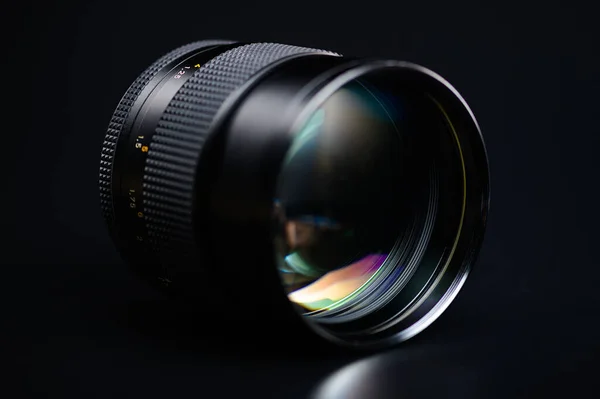 Obiettivo Una Fotocamera Reflex Mirrorless Con Riflessi Colorati Sull Obiettivo — Foto Stock