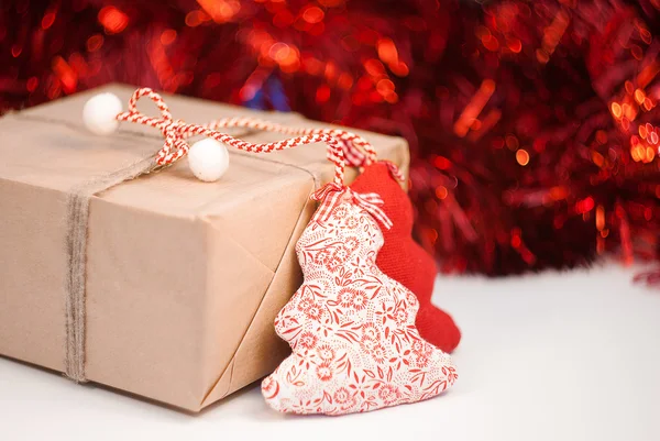 Wrapped gift box on red sparkling background — Stock Photo, Image