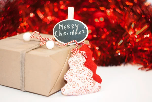 Zabalený Vánoční dárková krabička na červené šumivé pozadí Royalty Free Stock Fotografie