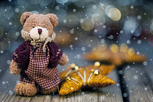 Urso de pelúcia com decoração de Natal e flocos de neve Imagens Royalty-Free