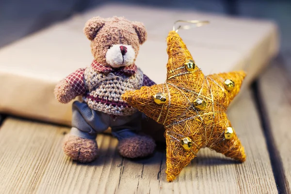 Medvídek s vánoční výzdobou a zabalený dárek Stock Fotografie