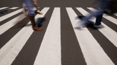 Yaya geçidi. Şehir sakinleri Zebra Yolu 'nu dolduruyor.
