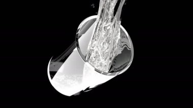 Su cam bardağa düşer. Taze sıvı siyah süper yavaş çekimde. 1000 fp.