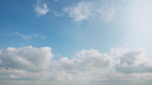 Foguete Voo Fundo Nuvens Céu Azul — Vídeo de Stock