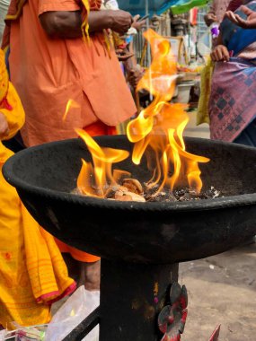 Ateş, Thiruvannamalai, Tamilnadu 'daki Hindu tapınağının dışındaki törenin bir parçası olarak parlıyor..