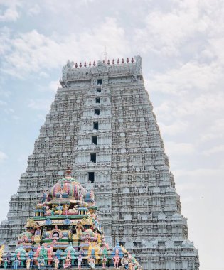 Hindu Shiva tapınağı mavi gökyüzüne karşı. Tamilnadu 'daki Thiruvannamalai Tapınağı.