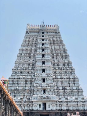 Hindu Shiva tapınağı mavi gökyüzüne karşı. Tamilnadu 'daki Thiruvannamalai Tapınağı.