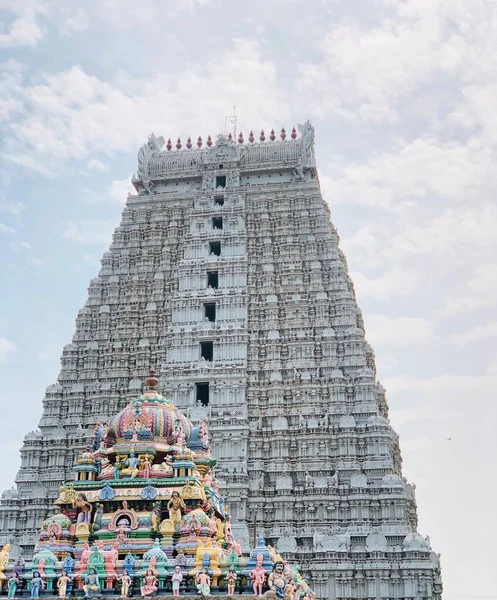 Hindu Shiva tapınağı mavi gökyüzüne karşı. Tamilnadu 'daki Thiruvannamalai Tapınağı.