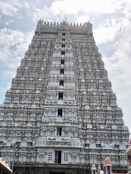 Hindu Shiva tapınağı mavi gökyüzüne karşı. Tamilnadu 'daki Thiruvannamalai Tapınağı.
