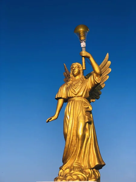 Posąg Anioła Stojący Tle Błękitnego Nieba Złoty Kolor Posąg Religijny — Zdjęcie stockowe