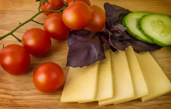 Käse mit Tomaten und Basilikum — Stockfoto