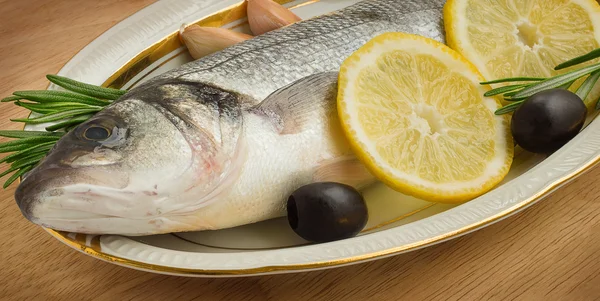 Robalo com legumes e limão — Fotografia de Stock