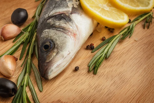 Lubina con verduras y limón —  Fotos de Stock