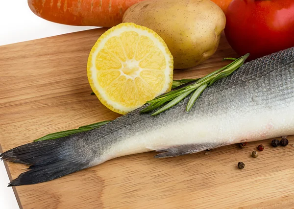 Sea Bass с овощами — стоковое фото