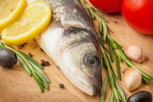Sea Bass с овощами и лимоном — стоковое фото