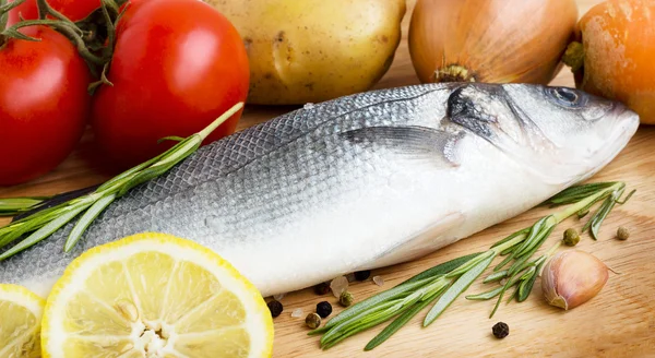 Robalo com legumes e limão — Fotografia de Stock