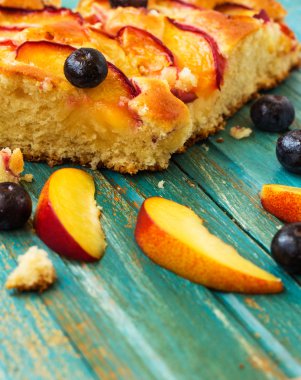 şeftali ve yaban mersinli pasta