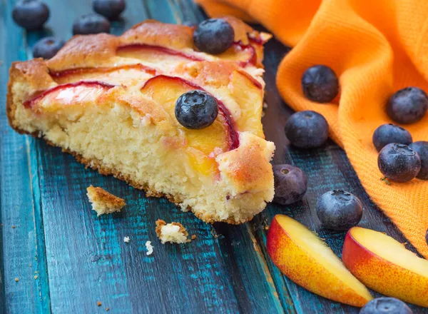 Персиковый и черничный пирог — стоковое фото