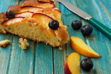 şeftali ve yaban mersinli pasta