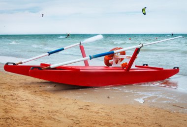 Siyahlısı sahilde katamaran