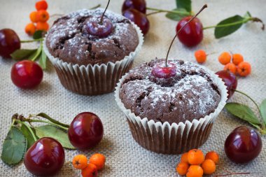 Kırmızı Kiraz ile çikolatalı kek 